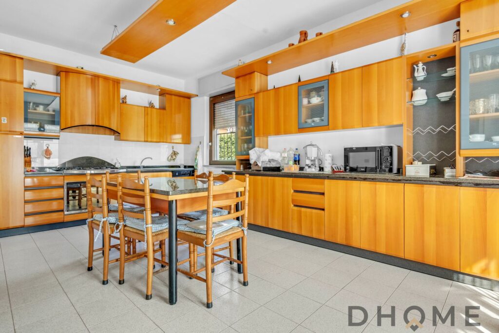 Villa singola in vendita a Madone con ampio soggiorno e cucina moderna.