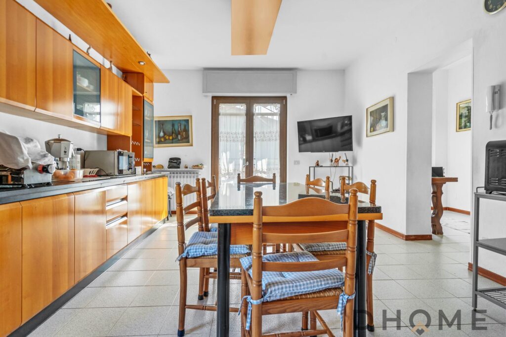 Villa singola in vendita a Madone con ampio soggiorno e cucina moderna.