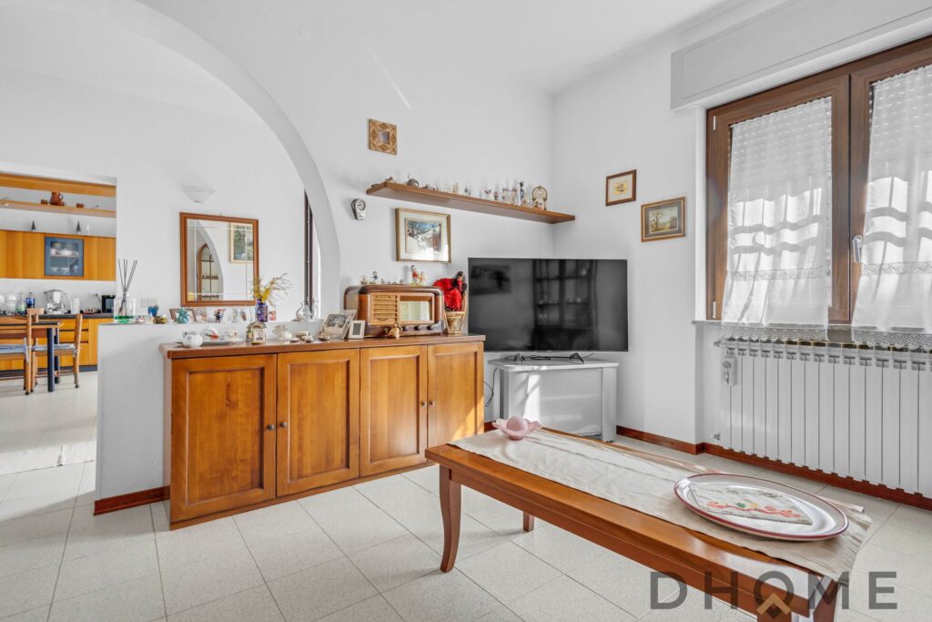 Villa singola con soggiorno luminoso e arredi classici a Madone.