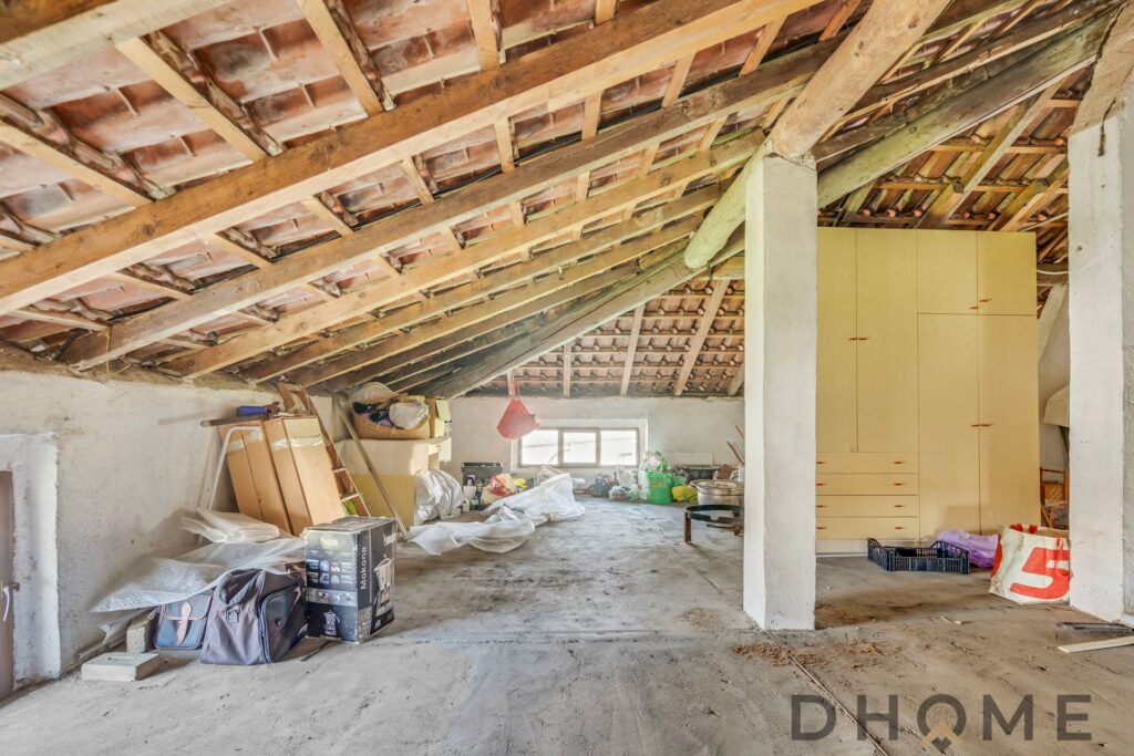 Ampio spazio in soffitta con tetto a vista, ideale per ristrutturare una villa singola a Madone.