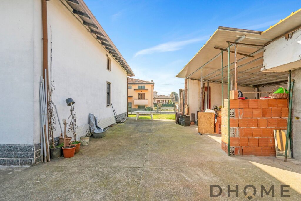 Spazio esterno e cortile di una villa singola a Madone, ideale per relax e attività all'aperto.