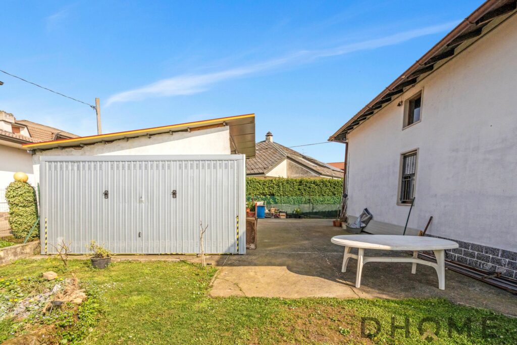 Villa singola in vendita a Madone con giardino e garage spazioso.