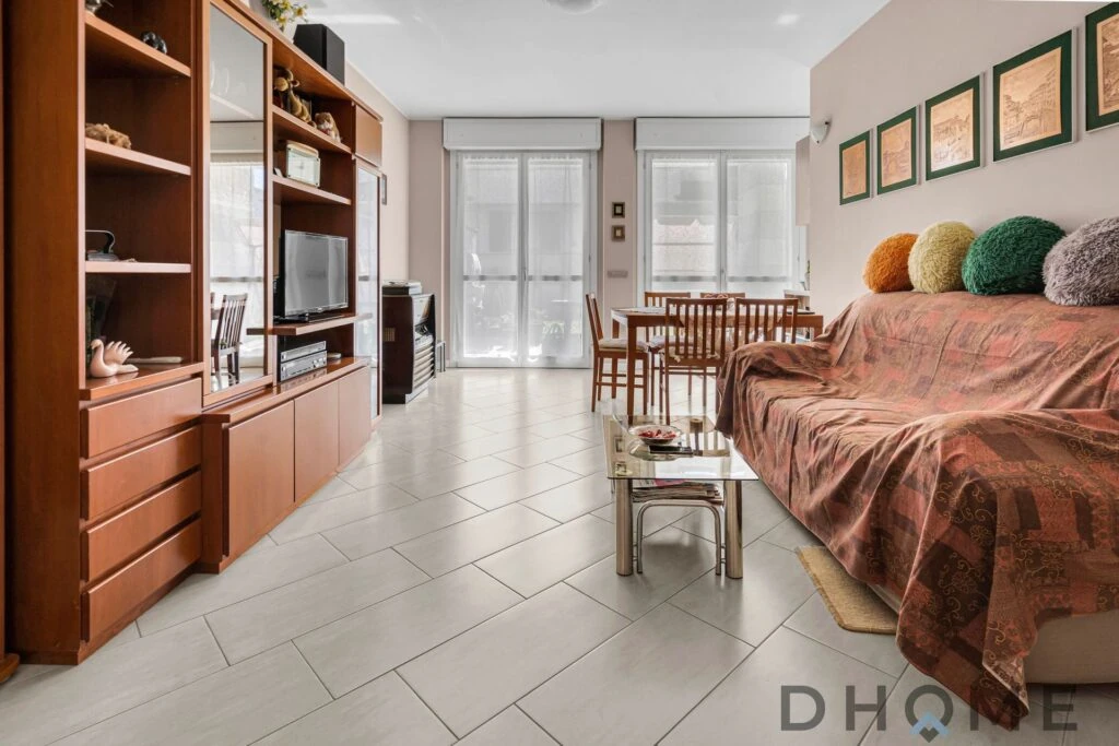 Appartamento in vendita a Pessano Con Bornago, con soggiorno spazioso, cucina, e accesso al giardino.