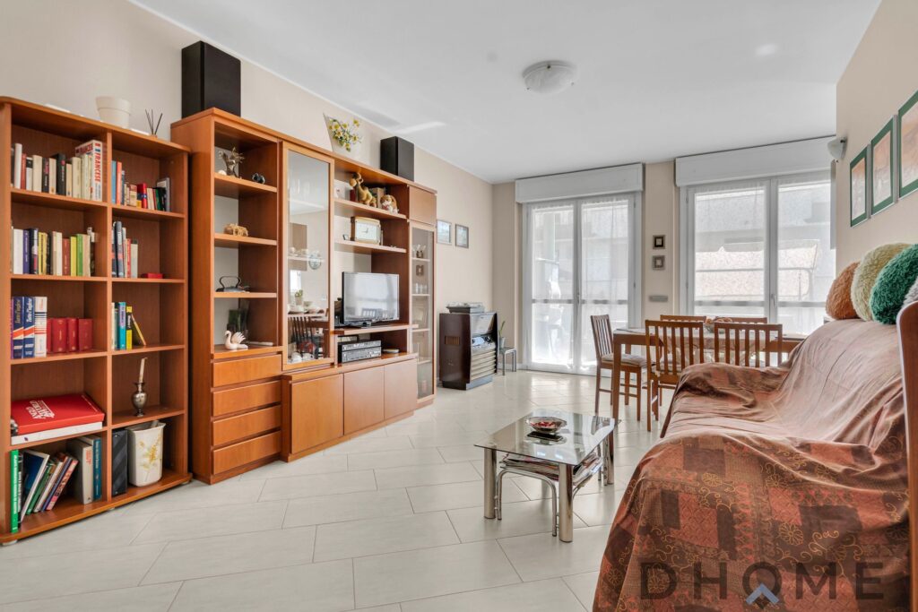 Appartamento in vendita con soggiorno spazioso, libreria, e accesso al giardino privato. Comodo box.
