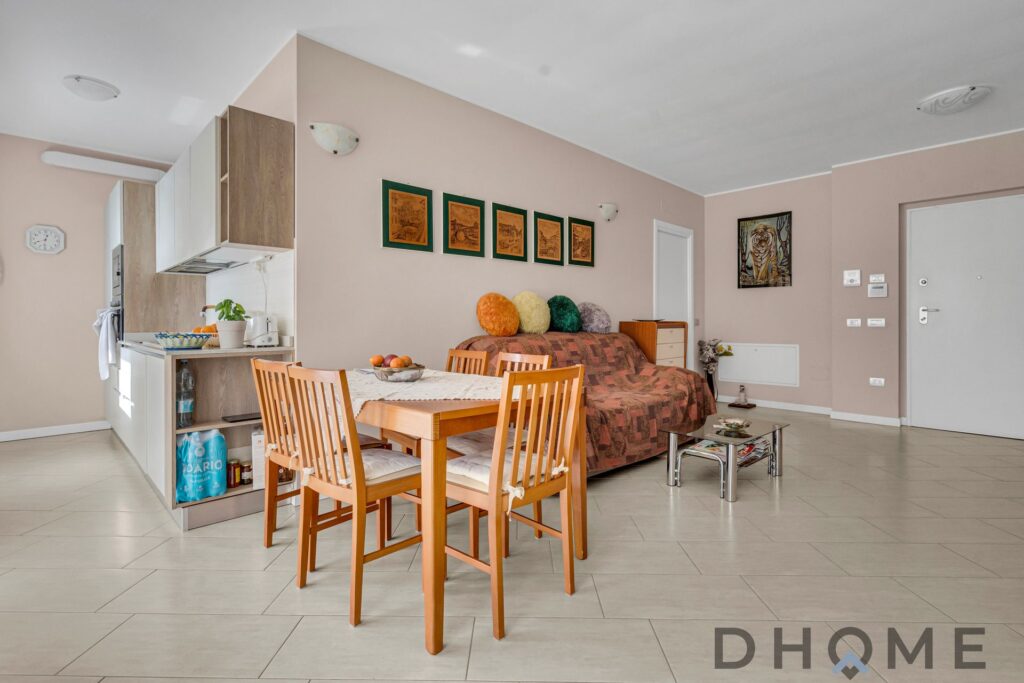 Trilocale in vendita a Pessano Con Bornago con giardino privato e box auto.