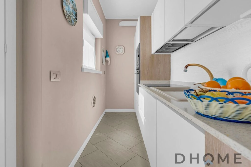 Cucina compatta e moderna con elettrodomestici in trilocale in vendita a Pessano Con Bornago.