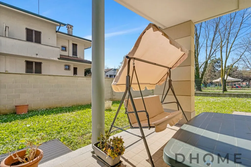 Vasca da esterno con seduta e ombrellone, ideale per relax nel giardino privato.