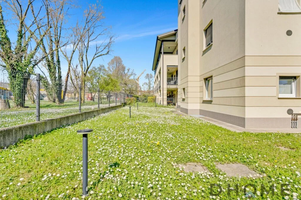 Ampio giardino privato con spazi verdi e area relax esterna.