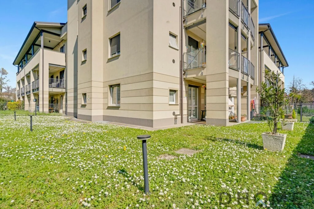 Appartamento trilocale in vendita a Pessano Con Bornago, con giardino privato e box auto. Nuova cost.