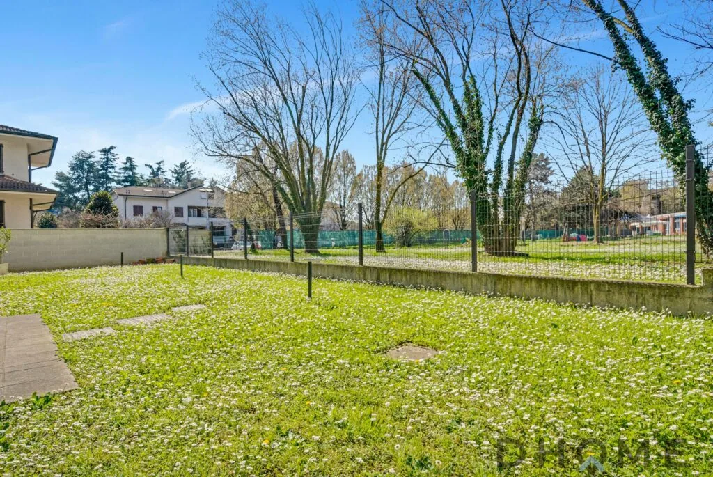 Giardino privato e box auto in trilocale in vendita a Pessano Con Bornago, recente costruzione, zona.
