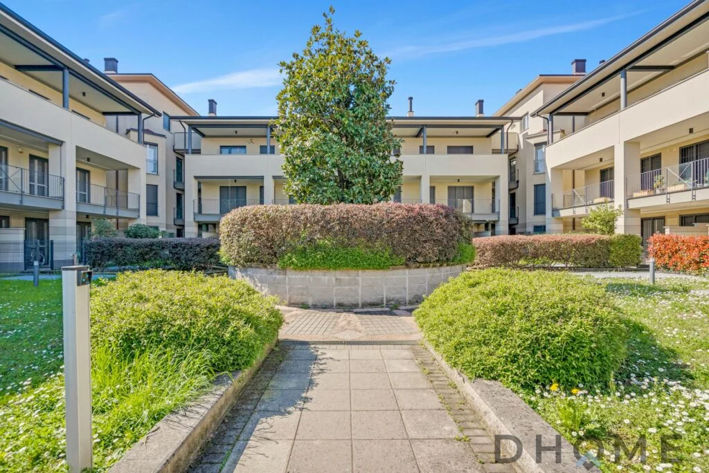 Appartamento in vendita con giardino privato e box auto, situato in recente costruzione a Pessano Co.