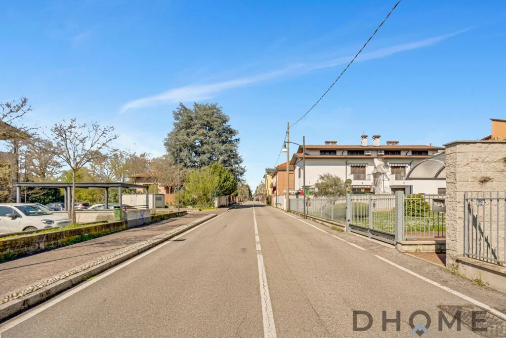 Strada tranquilla a Pessano con Bornago, vicino a servizi e spazi verdi.