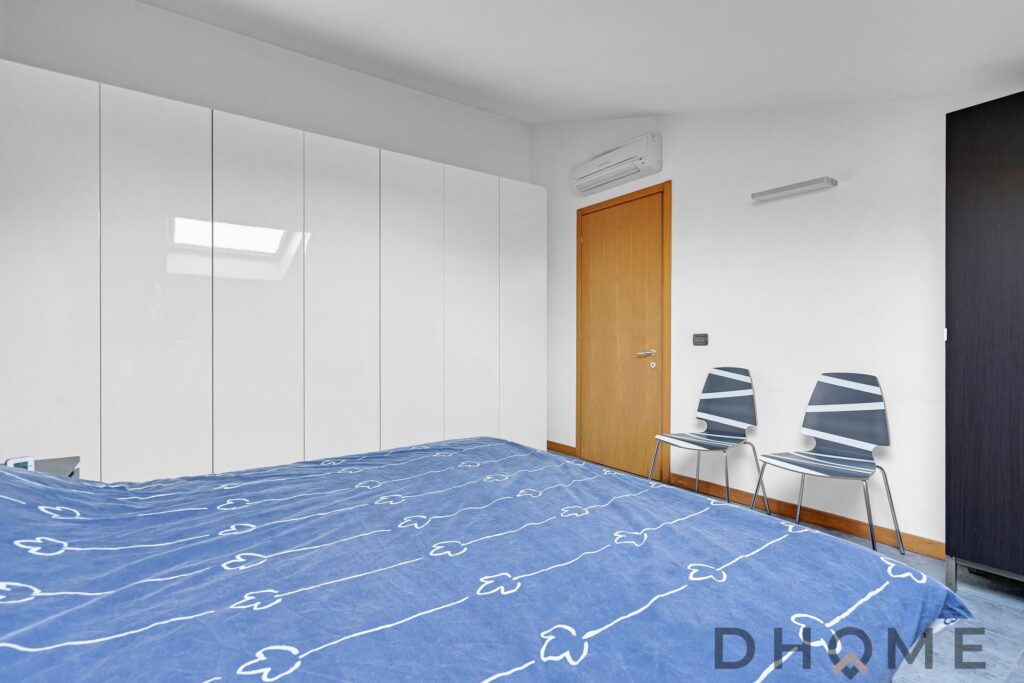 Appartamento ultimo piano, perfettamente arredato, con aria condizionata e vista luminosa.