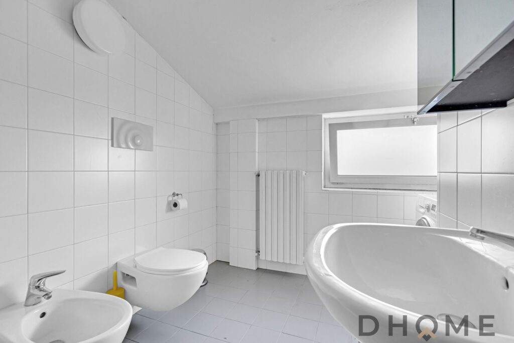 Appartamento bilocale in affitto a Maciachini, ultimo piano, perfette condizioni, ideale per vivere.