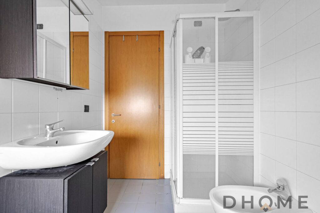 Bagno in affitto a Maciachini con doccia e arredi moderni.