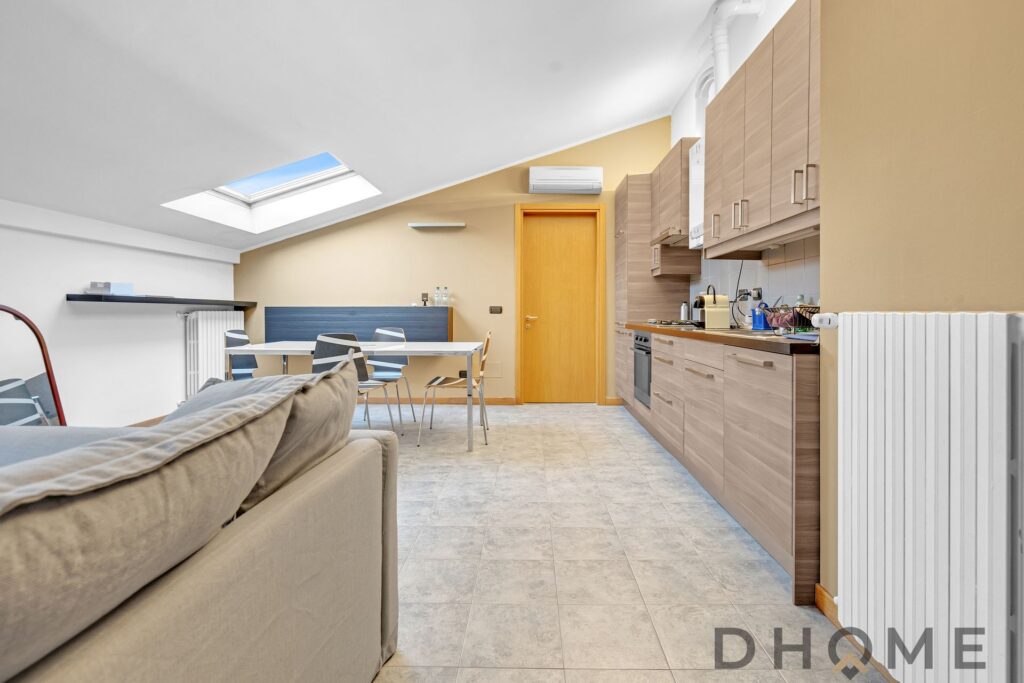 Appartamento in affitto con cucina moderna e soggiorno luminoso.