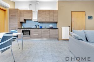 Appartamento bilocale in affitto a Maciachini, ultimo piano, con cucina moderna e soggiorno luminoso.