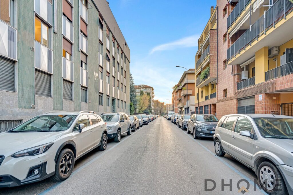 Vicolo con parcheggio auto in zona Maciachini, vicino a un bilocale in affitto al ultimo piano, in o.