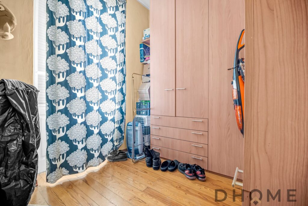 Ingresso con armadio a muro e scarpe in ordine.