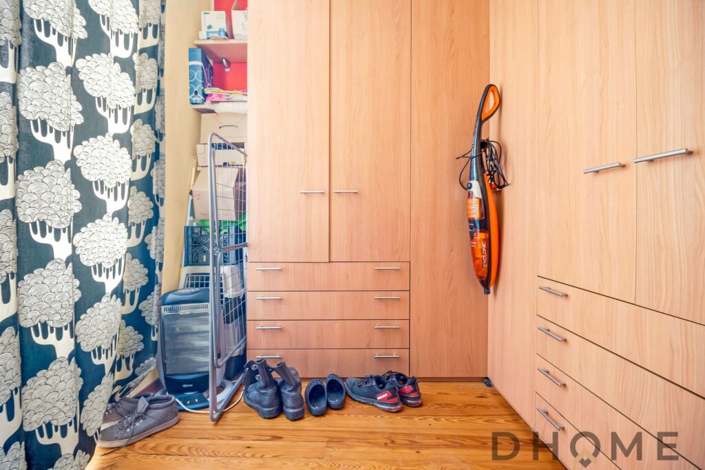 Ingresso di un bilocale con armadiature e spazio per scarpe.