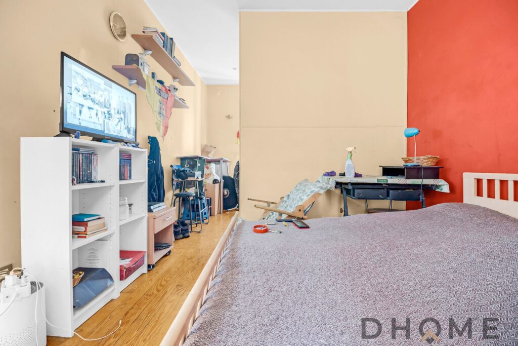 Interno di un bilocale luminoso con camera da letto e soggiorno a Agliè.