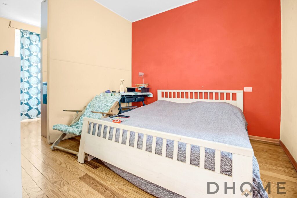 Appartamento spazioso e luminoso con camera da letto e arredi moderni, ideale per investimento o pri.