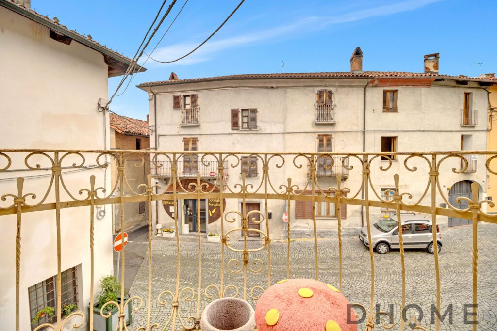 Balcone con vista su edificio storico ad Agliè, ideale per un bilocale luminoso e spazioso.