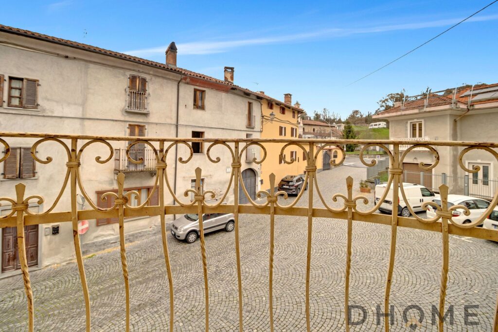 Balcone con vista sulla piazza di Agliè, ideale per un bilocale luminoso e spazioso.