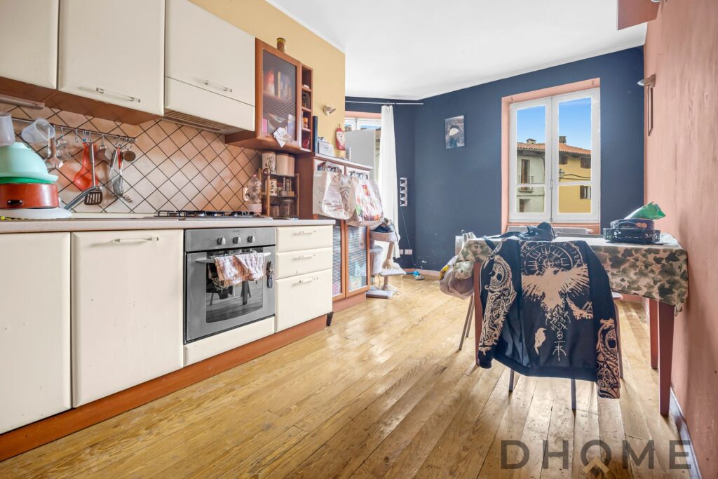 Interno di un bilocale luminoso con cucina e zona pranzo spaziosa.