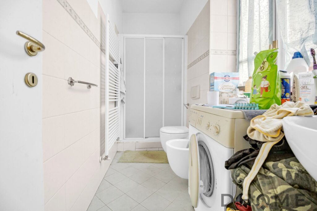 Bagno luminoso in bilocale ad Agliè con lavatrice e accessori moderni.