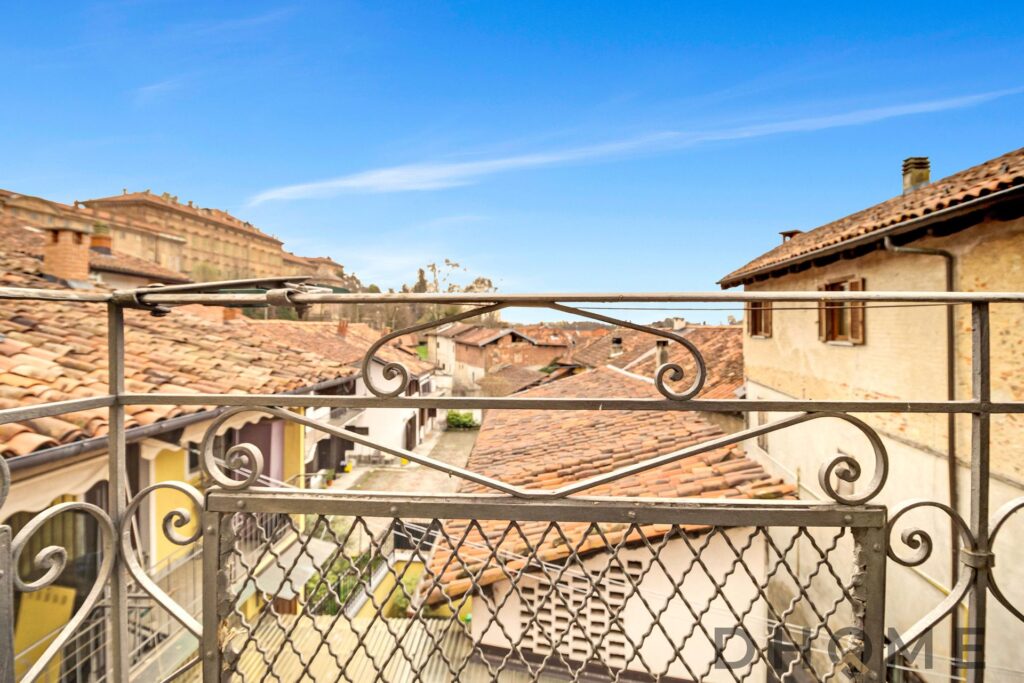 Balcone con vista su tetti e paesaggio urbano a Agliè, ideale per un bilocale luminoso e spazioso.