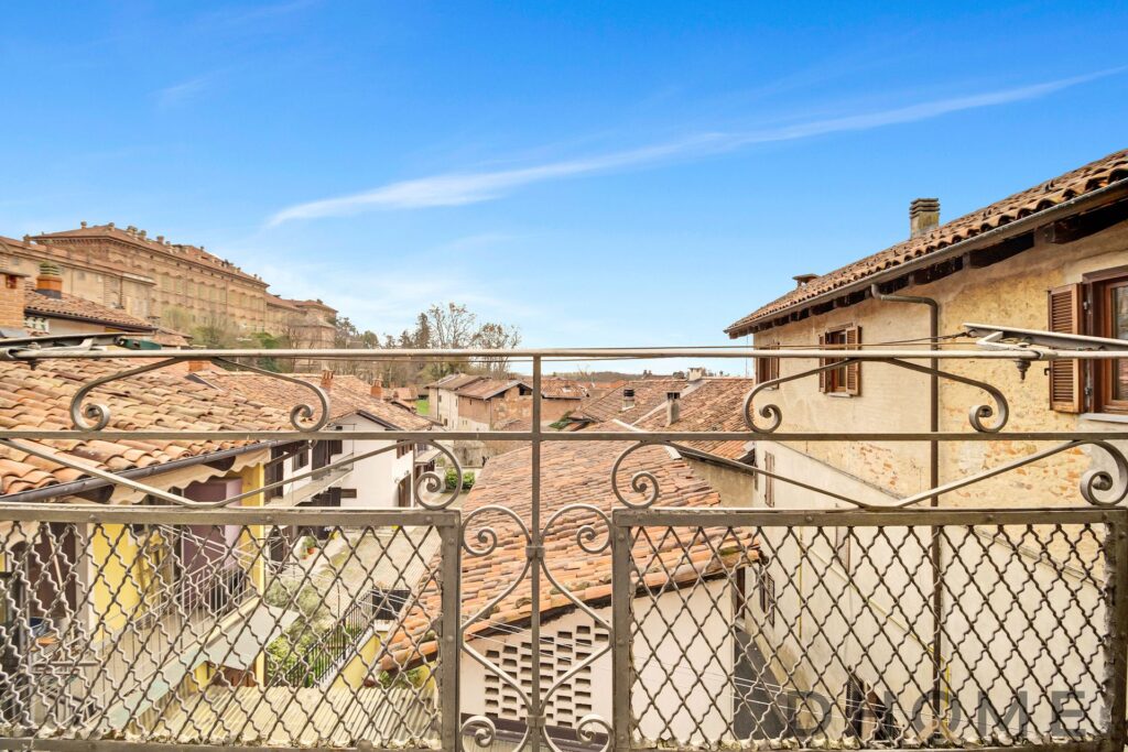 Balcone con vista sulle case di Agliè, zona tranquilla e soleggiata.