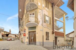 Edificio in stile storico con balcone e dettagli architettonici, situato nel cuore di Agliè, ideale.