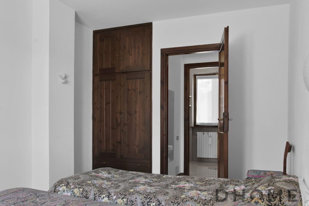 Casa indipendente a Primaluna con camere accoglienti e arredi in legno.