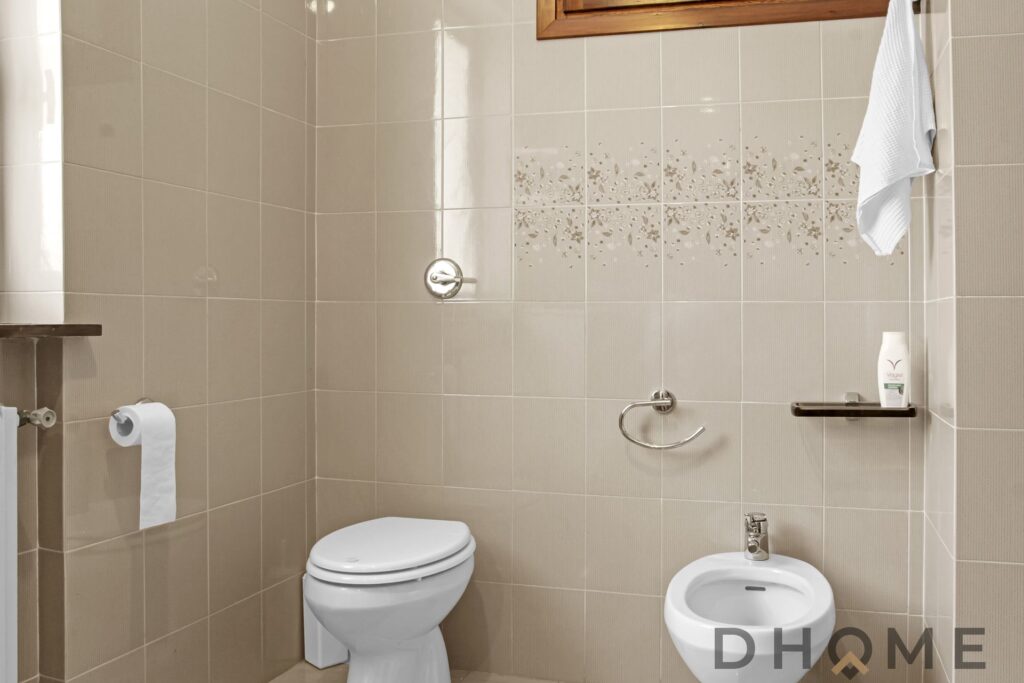 Bagno con WC e bidet in appartamento in vendita a Primaluna.