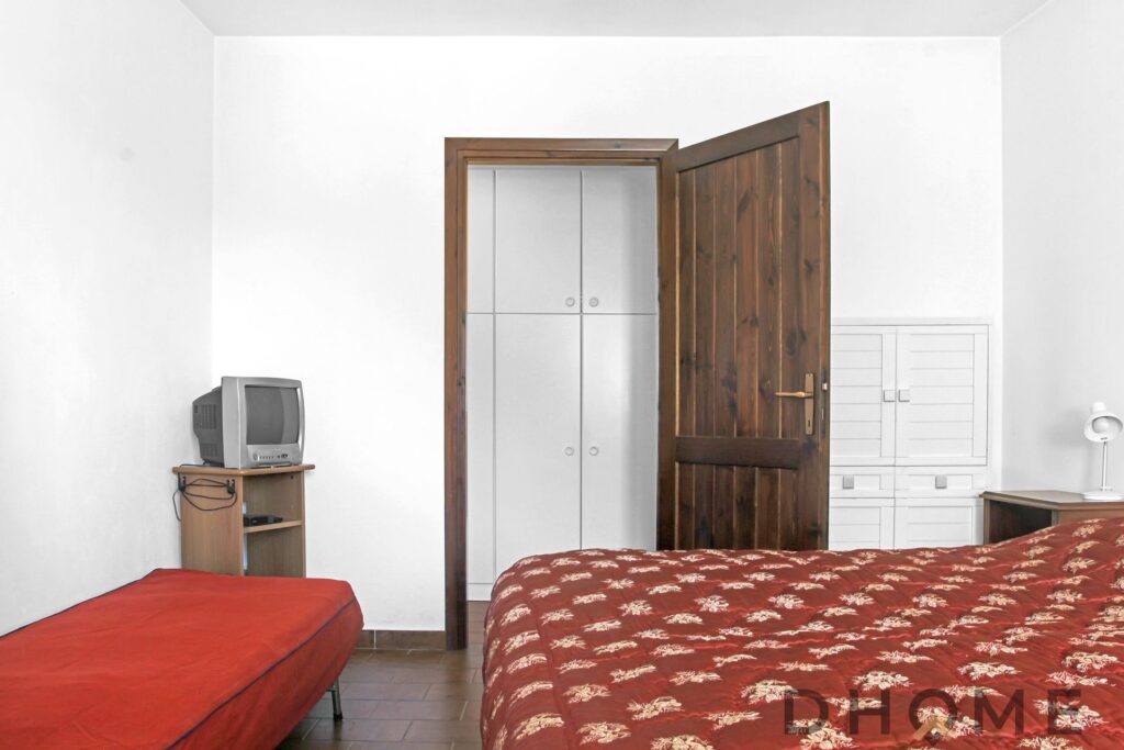 Casa indipendente a Primaluna con camera da letto e armadio in soggiorno.