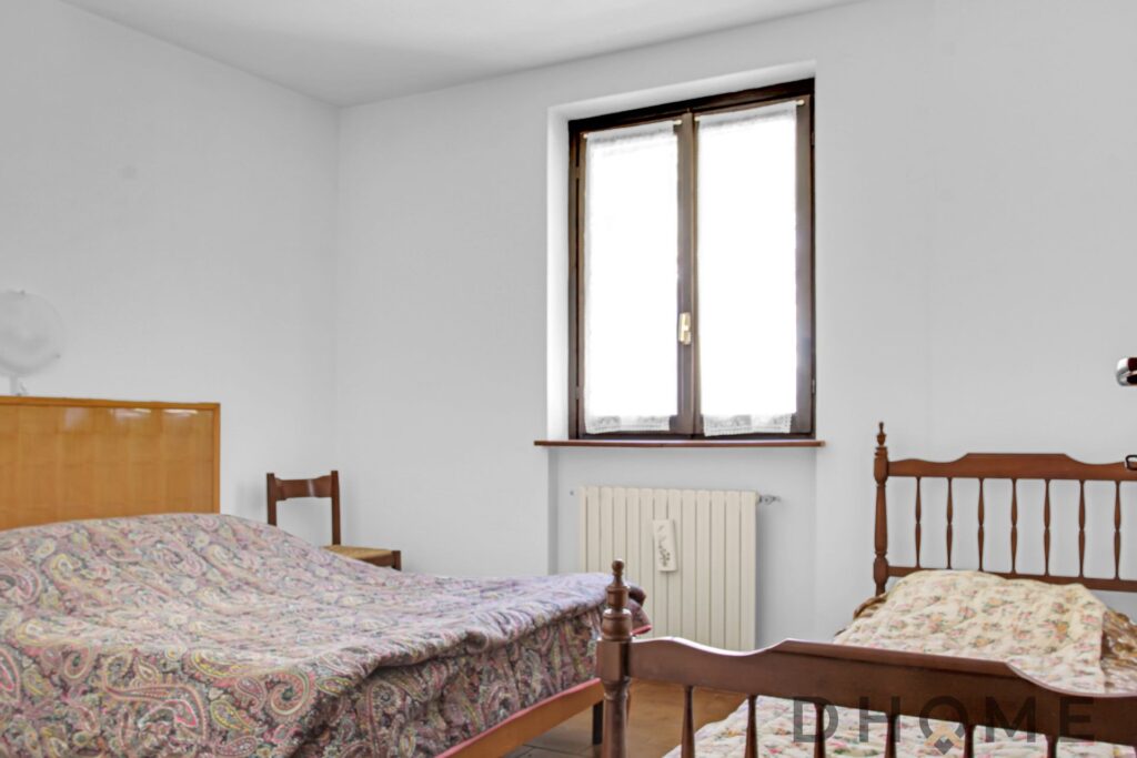Vani di una casa indipendente a Primaluna, con camere da letto e finestre luminose.