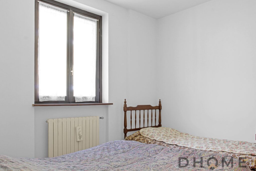 Casa indipendente a Primaluna, camera con letto singolo e finestra luminosa, ideale per soggiorni co.