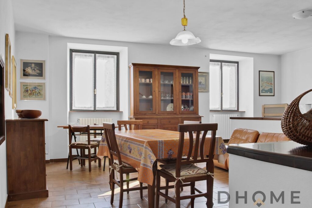 Appartamento quadrilocale in vendita a Primaluna, con ampio soggiorno e zona pranzo. Ideale per fami.