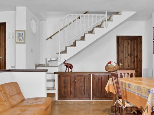 Appartamento indipendente a Primaluna con soggiorno e scala interna.