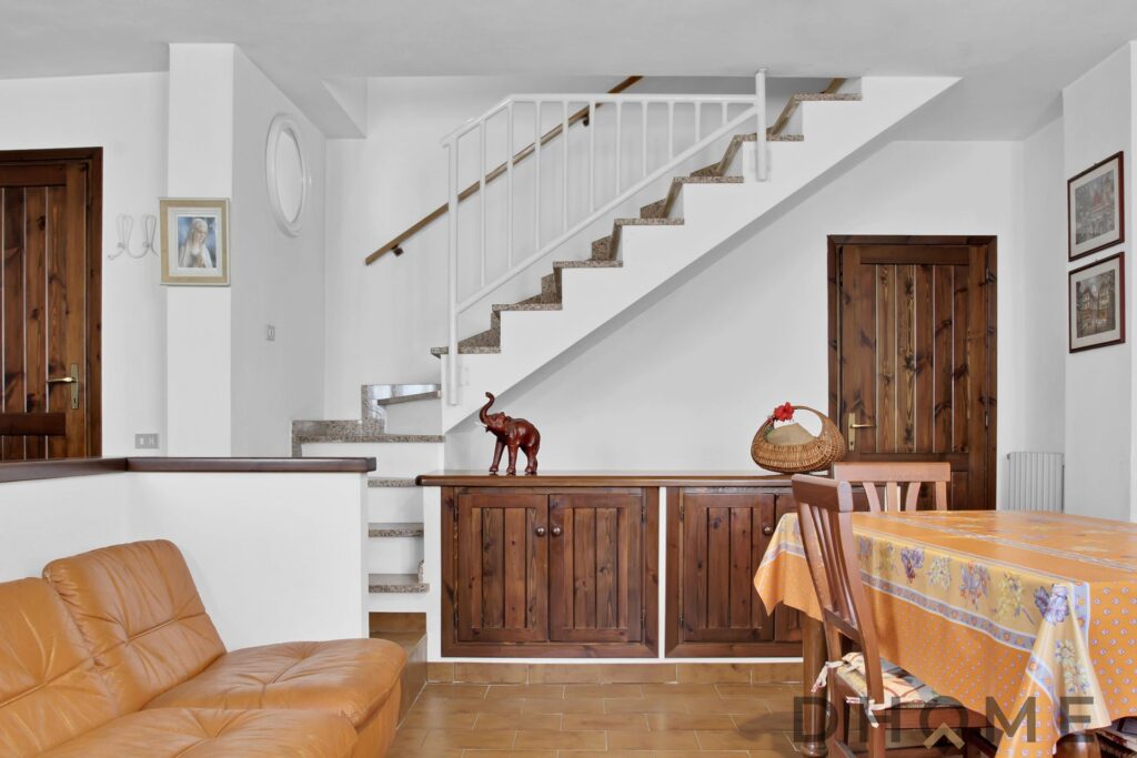 Scala interna in casa indipendente a Primaluna, zona giorno luminosa e accogliente.