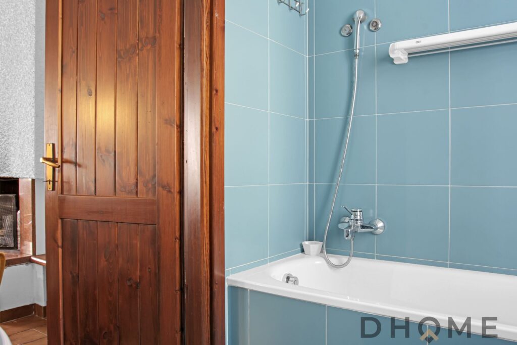Bagno in appartamento indipendente a Primaluna, con vasca e doccia, ideale per soluzioni abitative a.