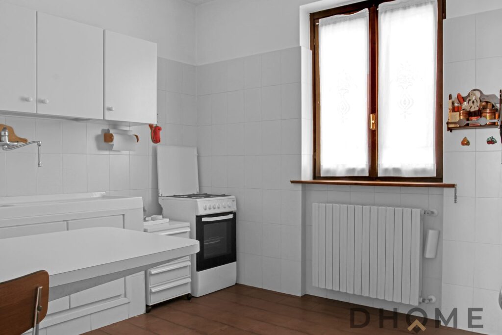 Cucina funzionale e luminosa in un quadrilocale in vendita a Primaluna, ideale per vivere in totale.