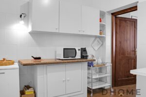 Casa indipendente a Primaluna con cucina moderna e arredi funzionali.