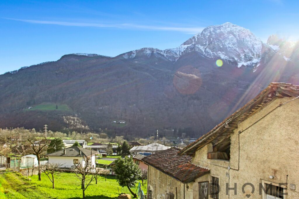 Casa indipendente con vista sulle montagne a Primaluna, ideale per investimento immobiliare.