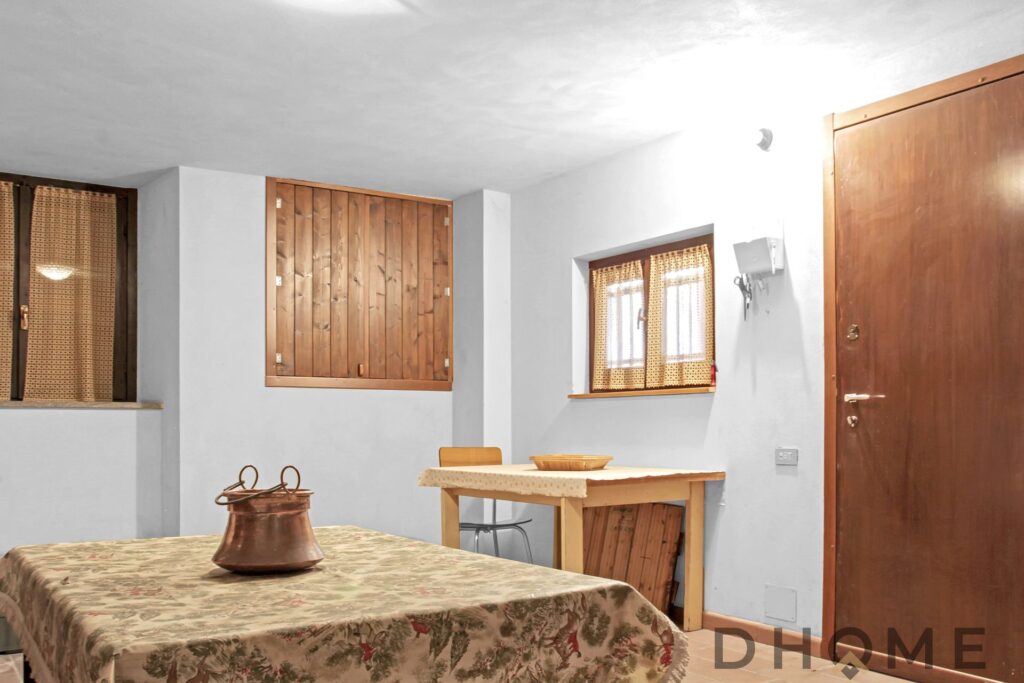 Casa indipendente a Primaluna con soggiorno e zona pranzo.