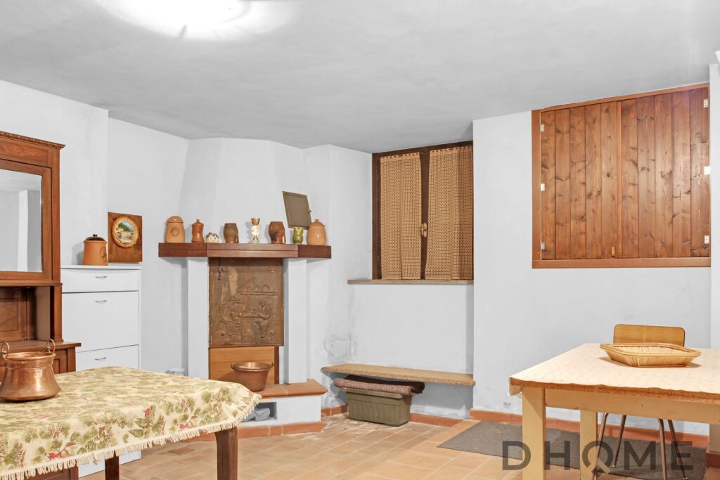 Quadrilocale indipendente in vendita a Primaluna, con interni rustici e spaziosi. Ideale per famigli.