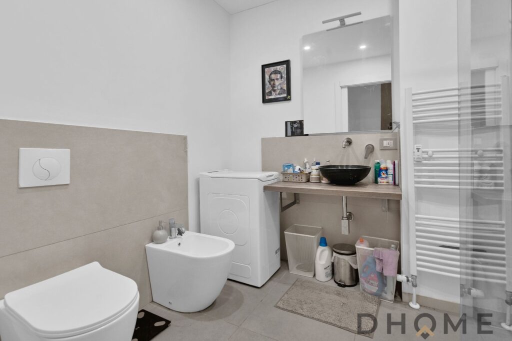 Bagno moderno e funzionale in bilocale ristrutturato a Sesto San Giovanni.