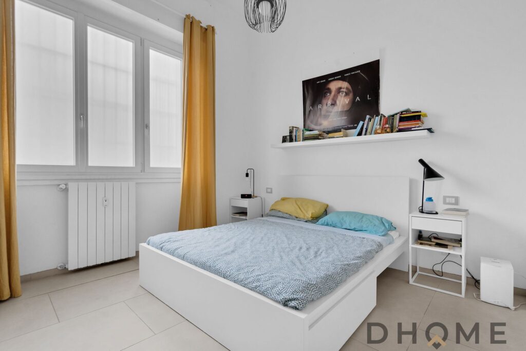Appartamento bilocale ristrutturato con camera da letto luminosa e moderna.