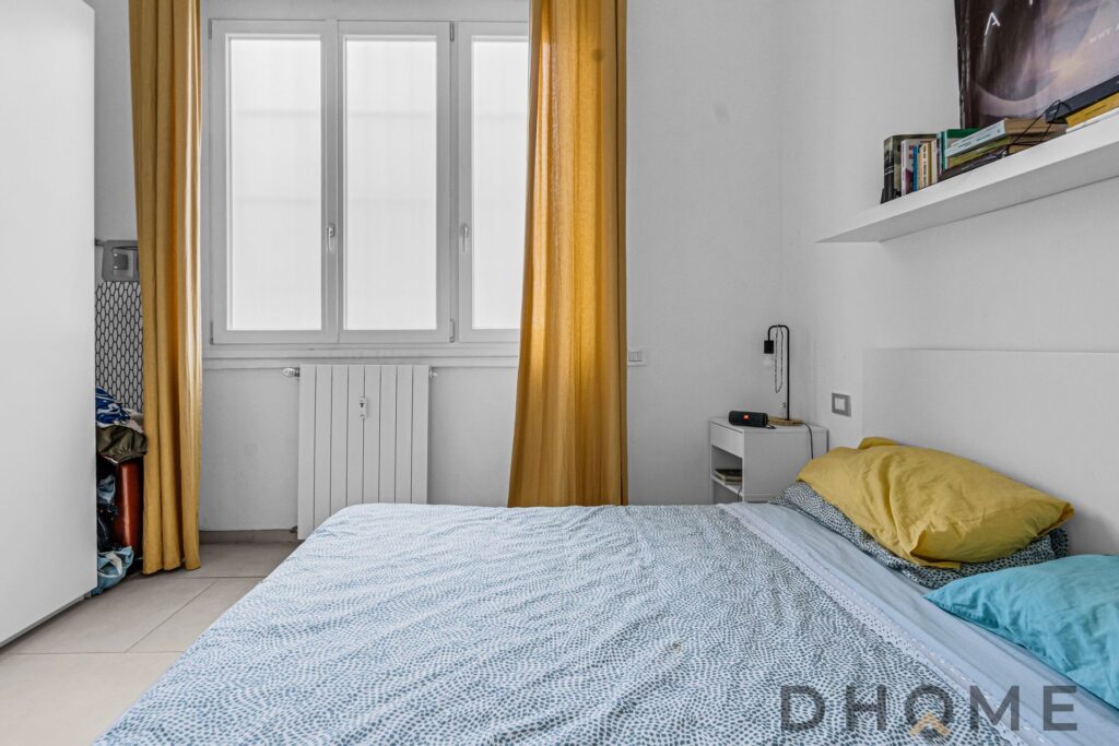 Appartamento bilocale ristrutturato con finestra luminosa e arredi moderni.